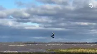 Muere un instructor de kitesurf y su novia graba accidentalmente el trágico momento: "¿Dónde estás gordito? No te veo"