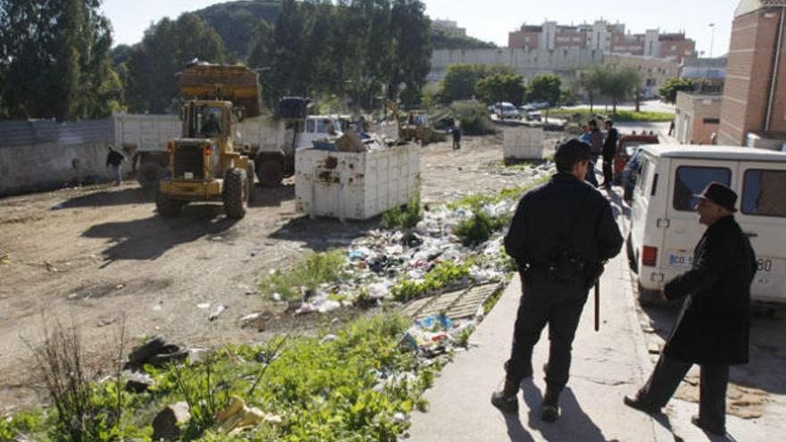 Una excavadora elimina uno de los corrales que había en La Corta bajo la vigilancia de la Policía Nacional y Policía Local.