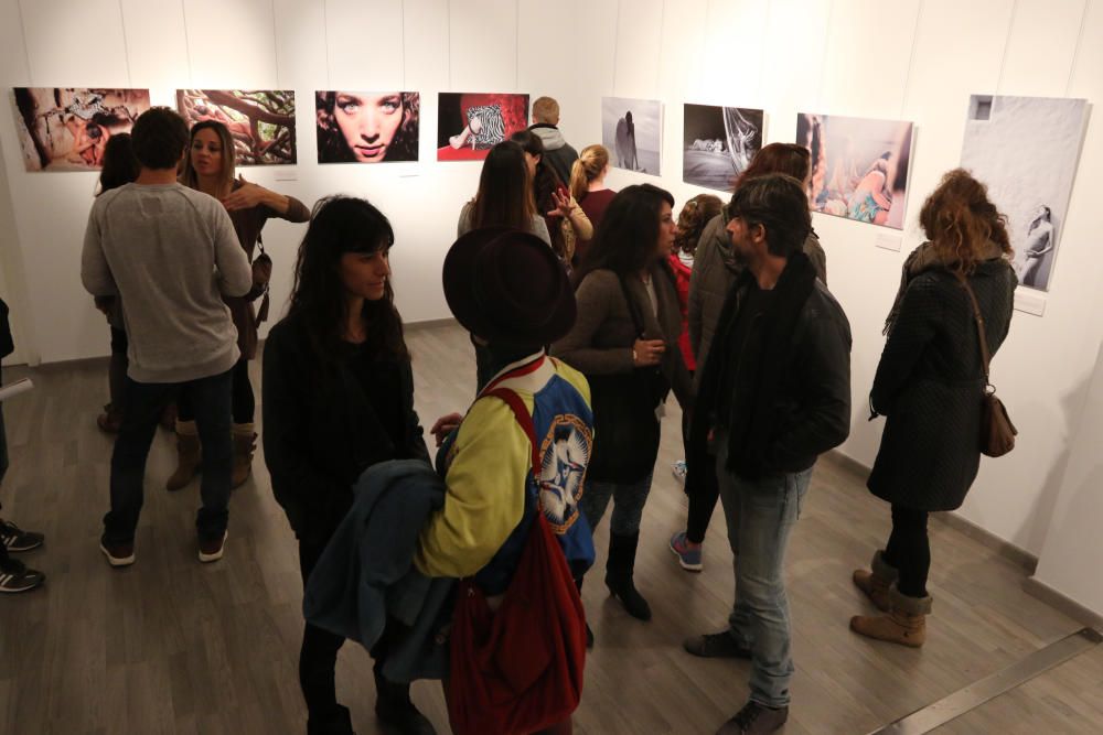 El centro juvenil C19 de Vila acogió la inauguración de la exposición ´Les dones fotògrafes a Ibiza´,