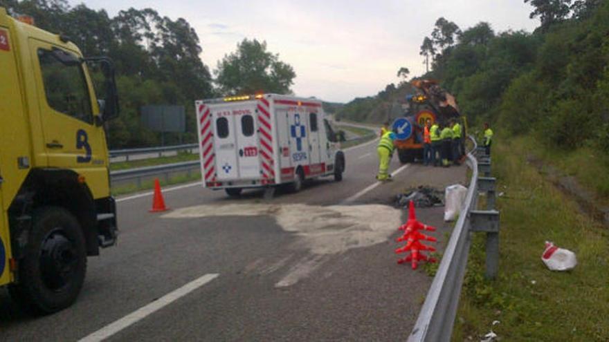 Fallece un hombre al colisionar el vehículo que viajaba contra un tractor en la A-8
