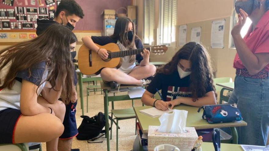 El grup d’estudiants que
han creat una cançó
arran del projecte.  levante-emv