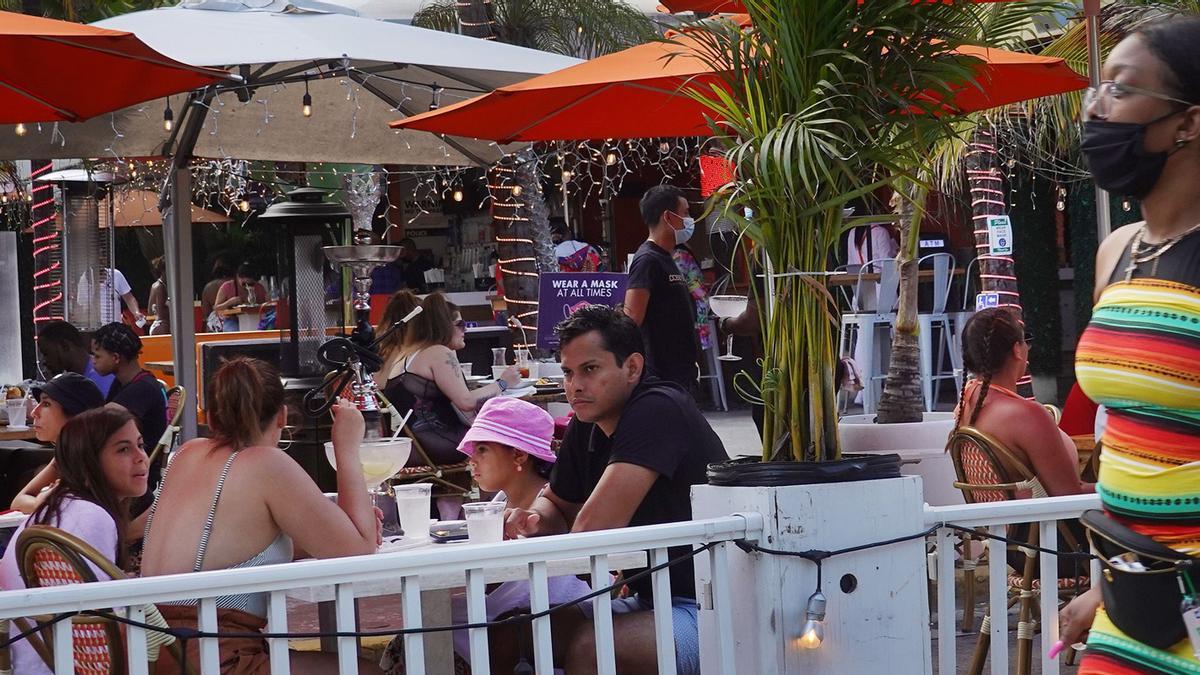 Una terraza repleta de gente en Miami, el pasado 18 de marzo.