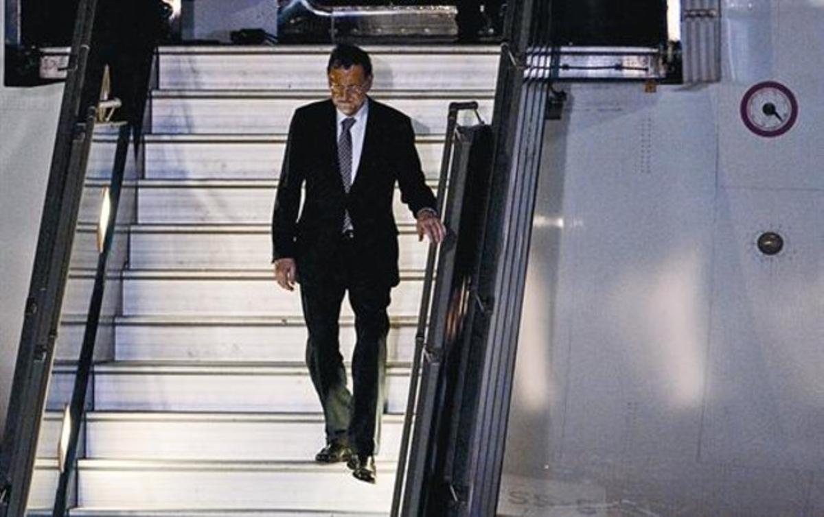 Mariano Rajoy baixa de l’avió oficial després d’aterrar a l’aeroport internacional de Santiago de Xile.