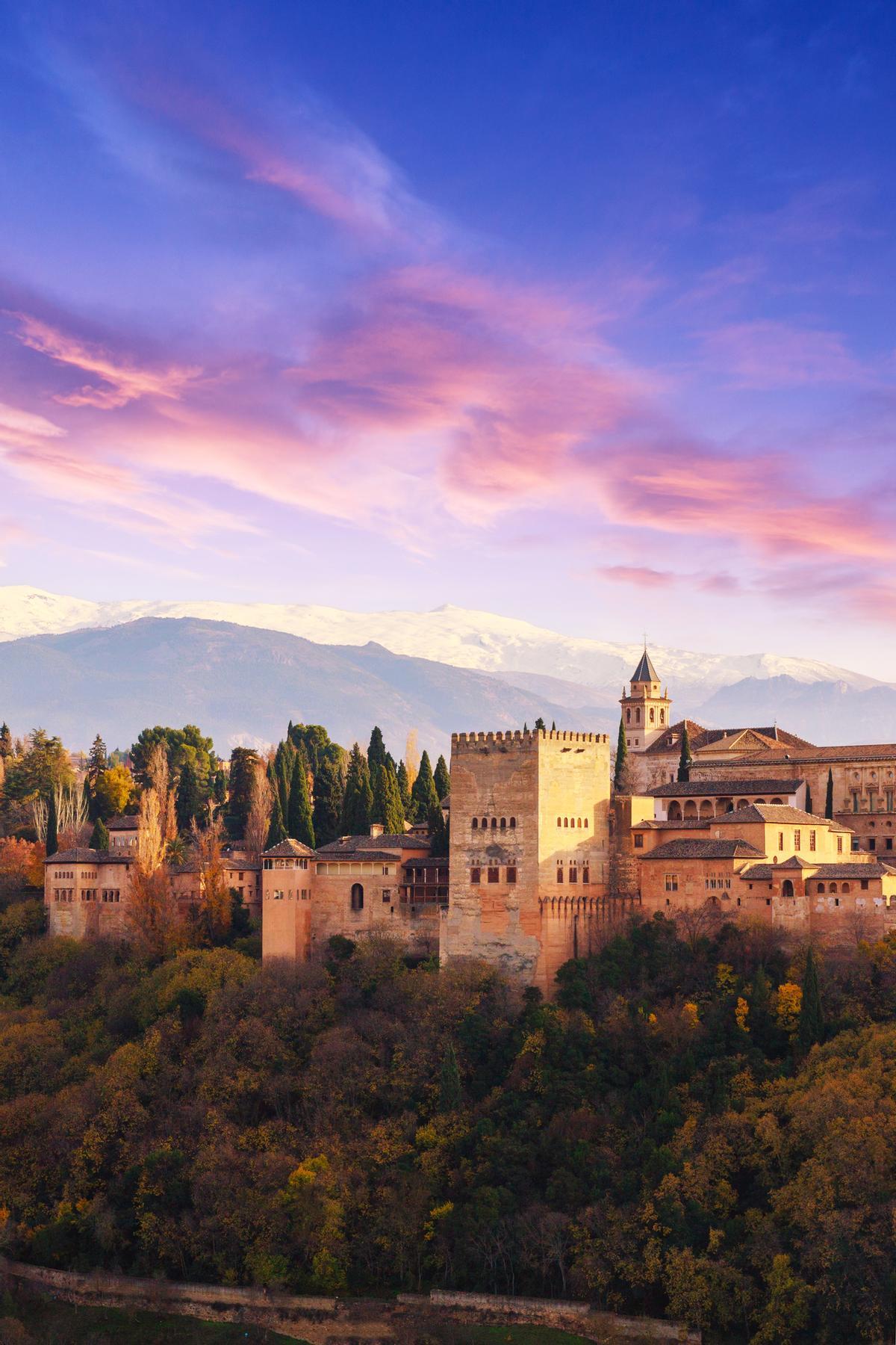 El atardecer con la Alhambra y Sierra Nevada de fondo