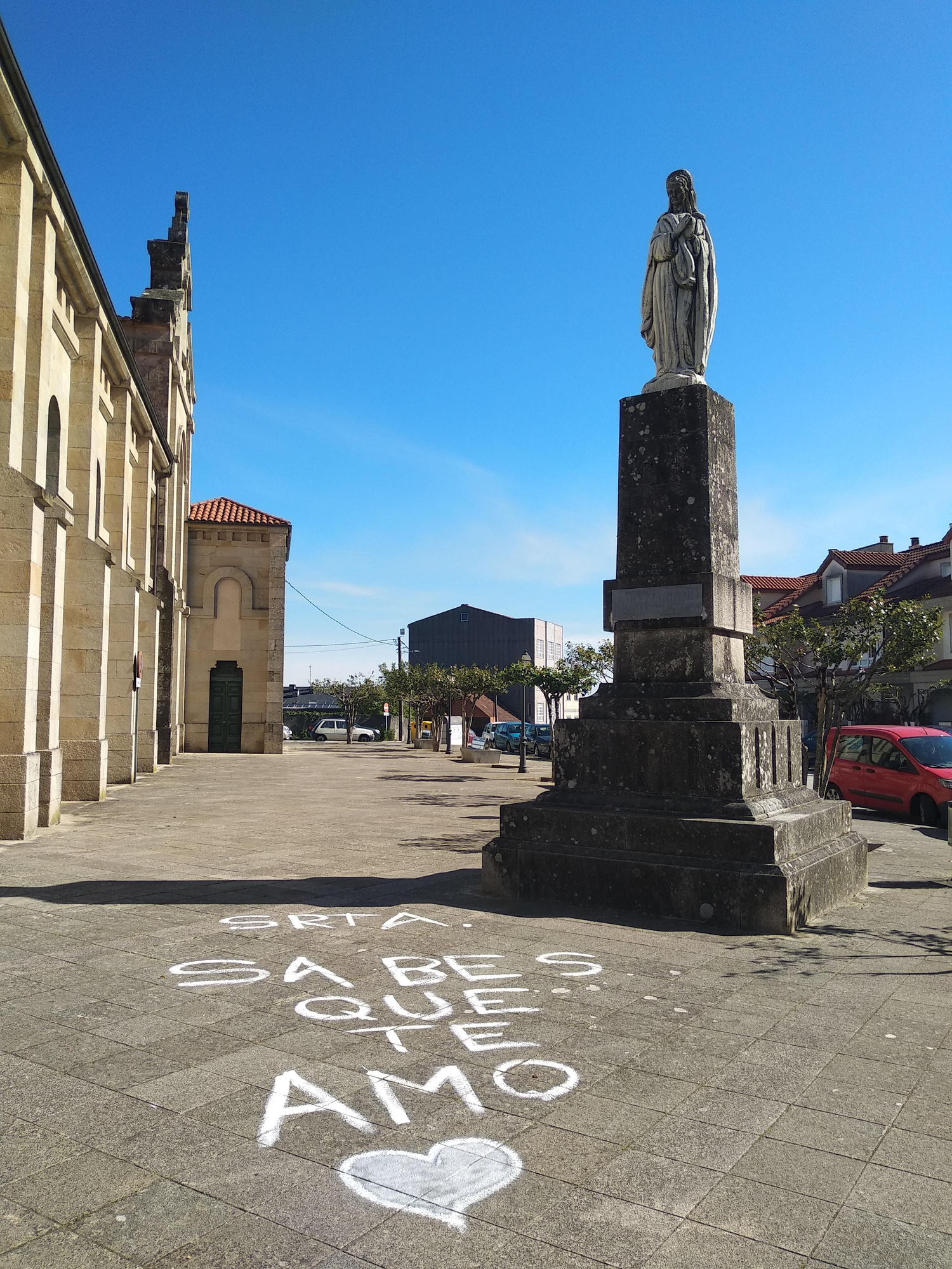 Pintada en la plaza de la iglesia