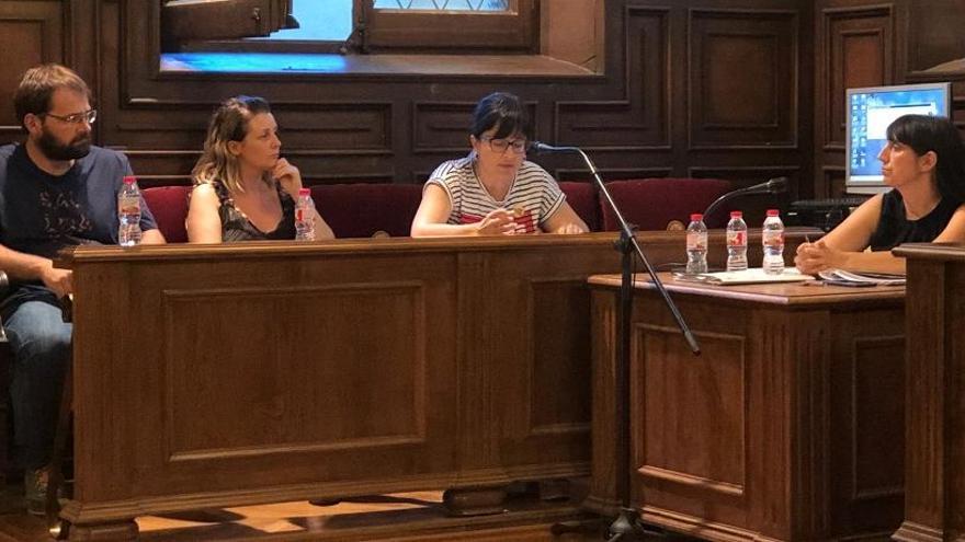 La regidora d&#039;Hisenda (segona per la dreta), intervenint en el ple