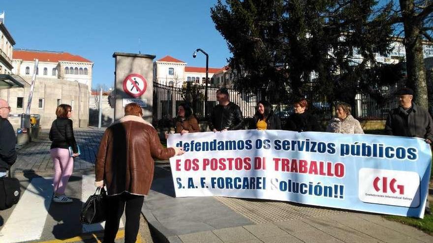 Representantes de trabajadoras y usuarios por el SAF, manifestándose ayer en Santiago de Compostela.