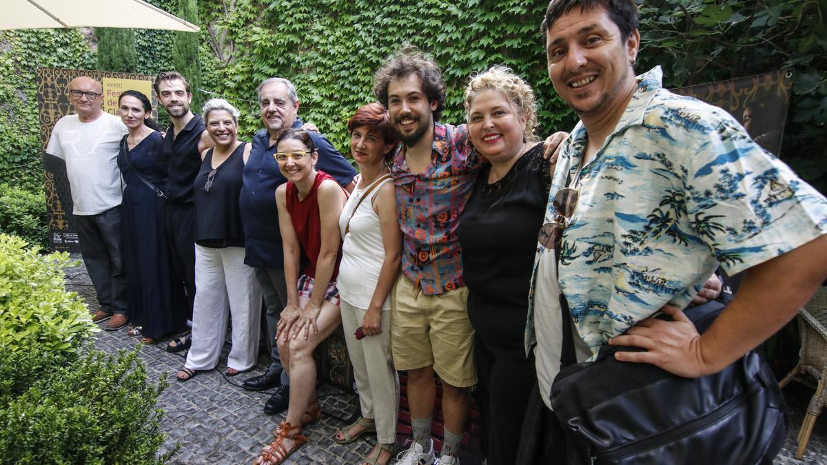 Responsables y artistas de las actividades presentadas ayer, en el patio de Torre de Sande..