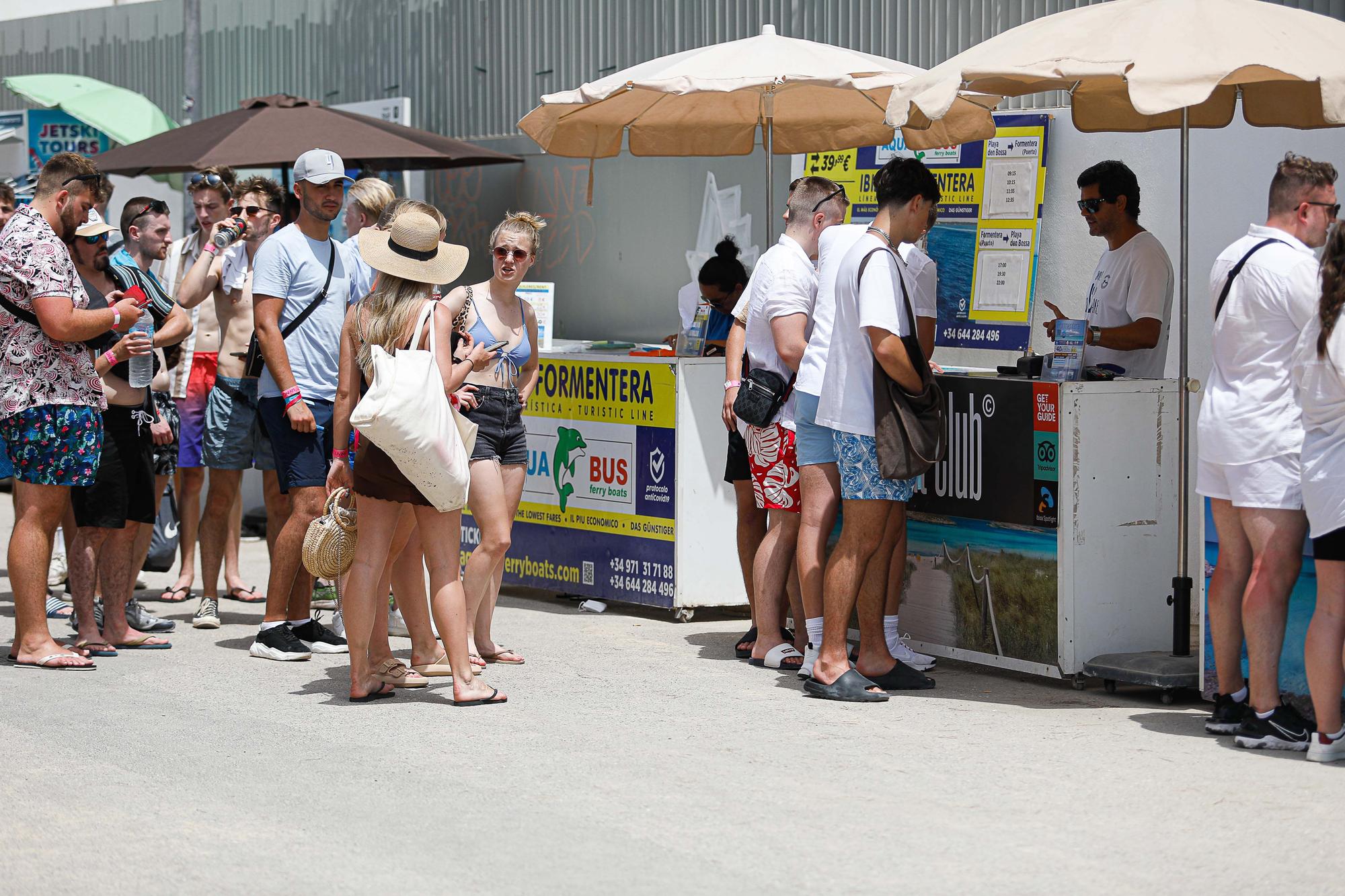 Los ‘party boats’ esquivan la ley contra el turismo de borrachera y sirven barra libre en Ibiza