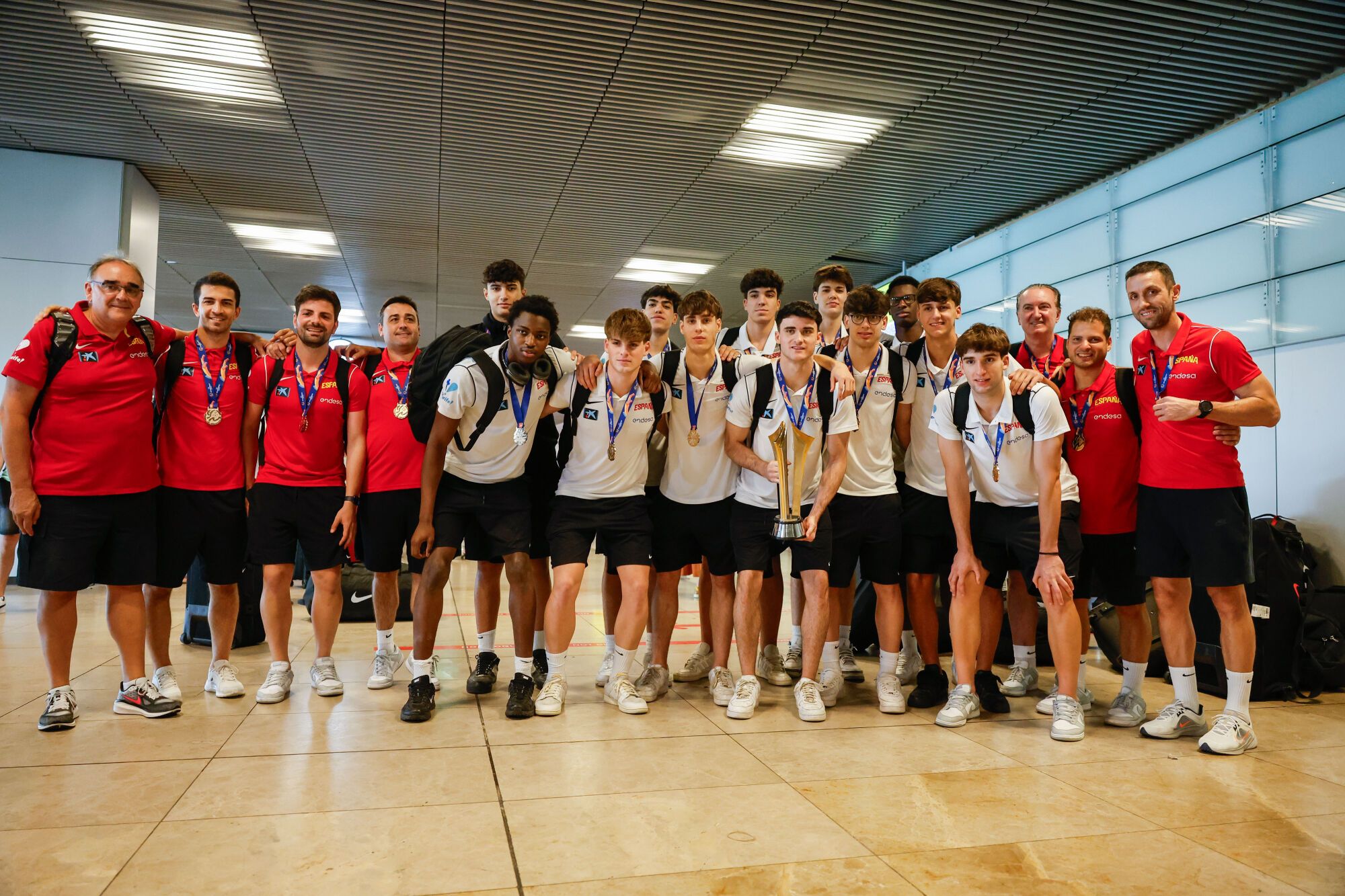 Guillermo del Pino regresa con el trofeo de campeón de Europa sub-18