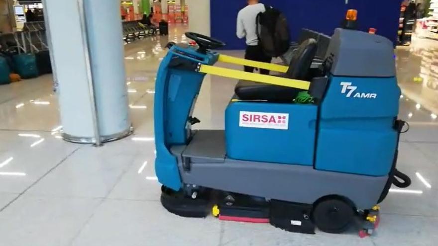 Leicht verpeilter Putzroboter am Airport: Spart der Flughafen Mallorca sich das Reinigungspersonal?