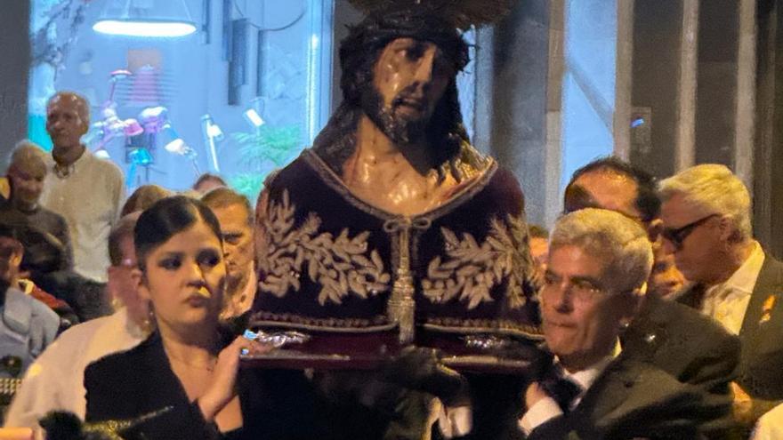 La procesión de Las Tribulaciones acaba con el Cristo a hombro por avería del carro