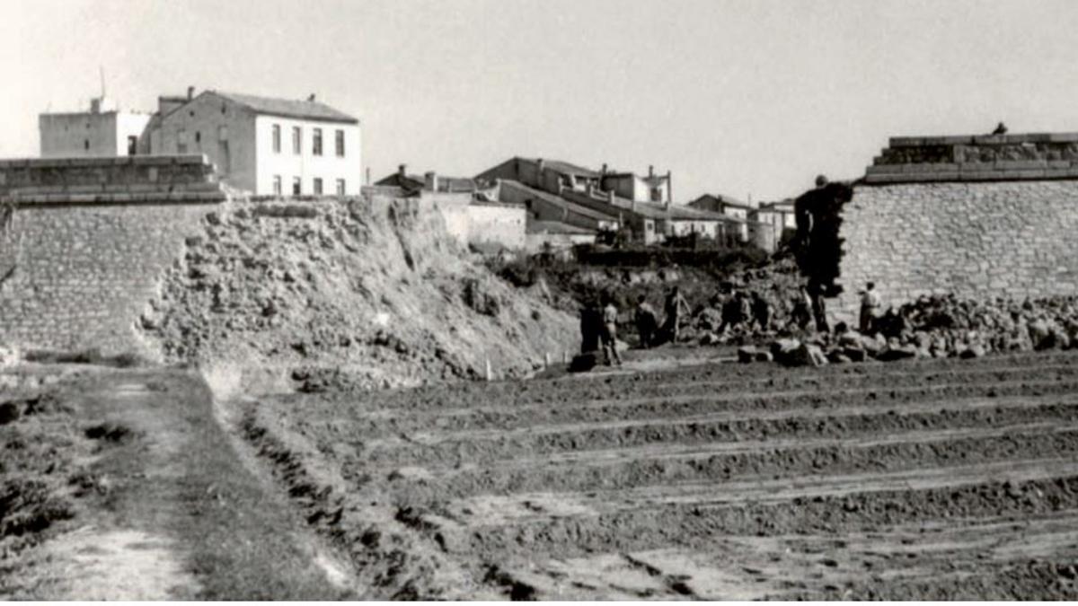 Reparación del dique y pretil de cierre del meandro cortado (1947).
