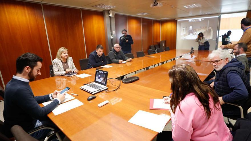 Javier Torres, a la izquierda, antes del inicio, ayer, del Consell Sectorial de Movilidad. | J. A. RIERA