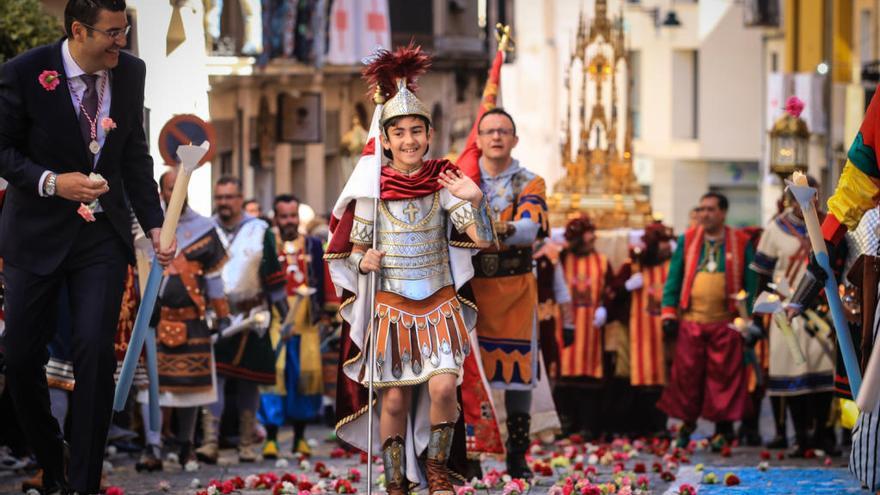 Una alfombra de flores para Sant Jordiet en Alcoi