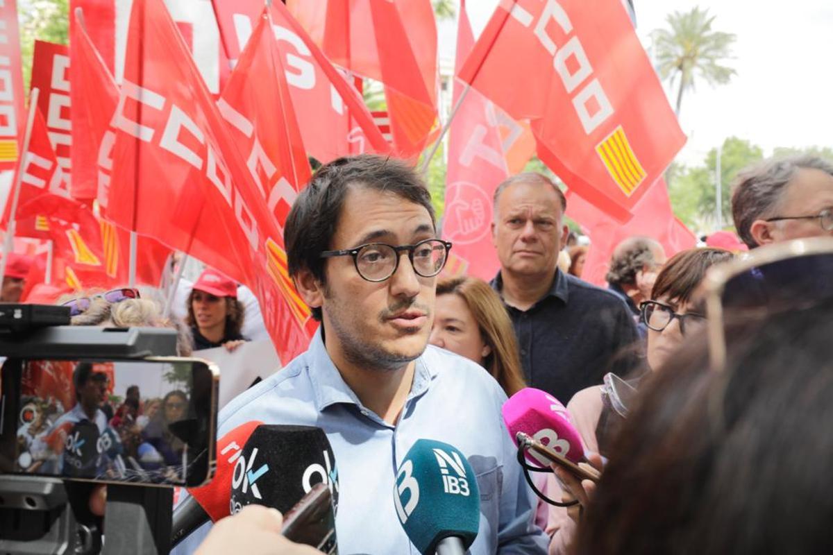 Cerca de mil personas salen a la calle por el Primero de Mayo