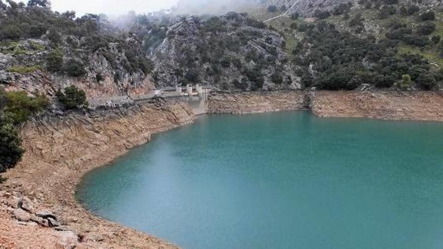 Der Wasserstand des Gorg-Blau-Stausees in der Serra de Tramuntana ist bedrohlich niedrig.