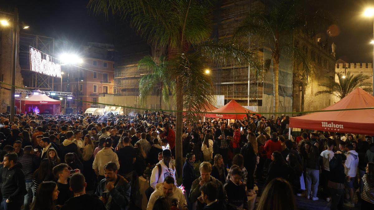 Verbena y tardeo musical en la plaza del Mercado, durante las fallas de 2023.