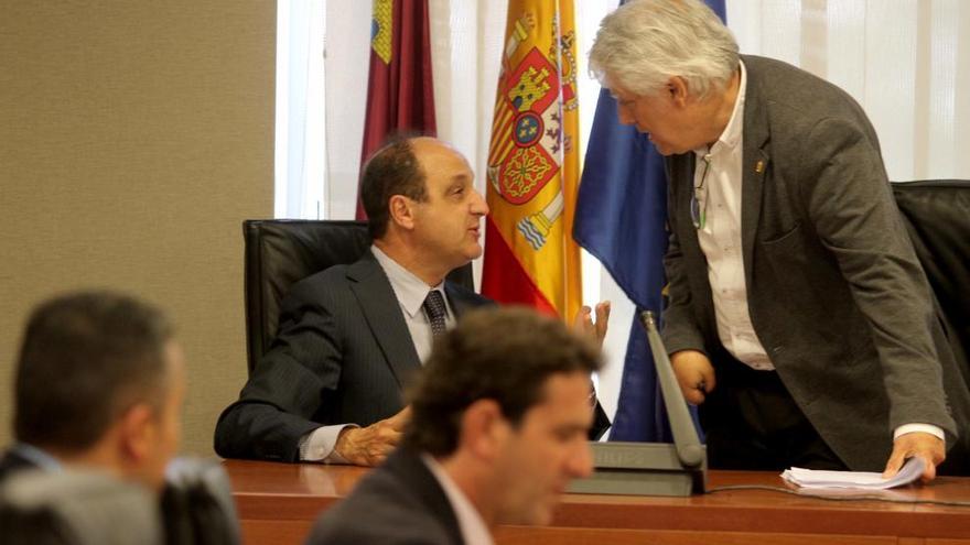 Diego de Ramón (sentado) conversa con el diputado del PP Juan Guillamón.