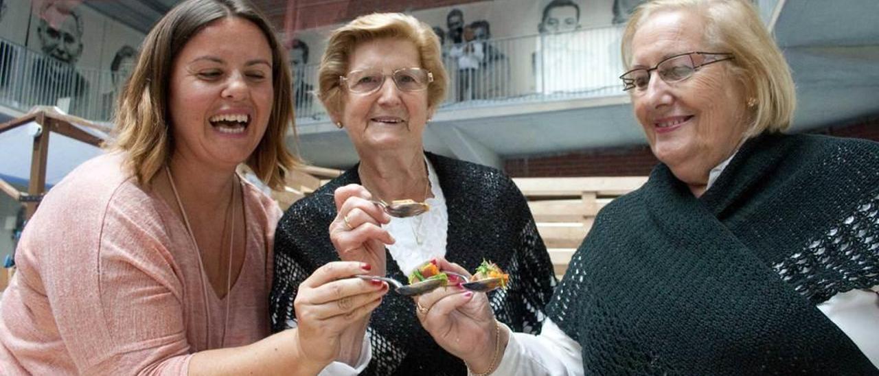 Isabel Muñiz, Maruja Varela y Aidé García, antes de comer un tataki de atún.