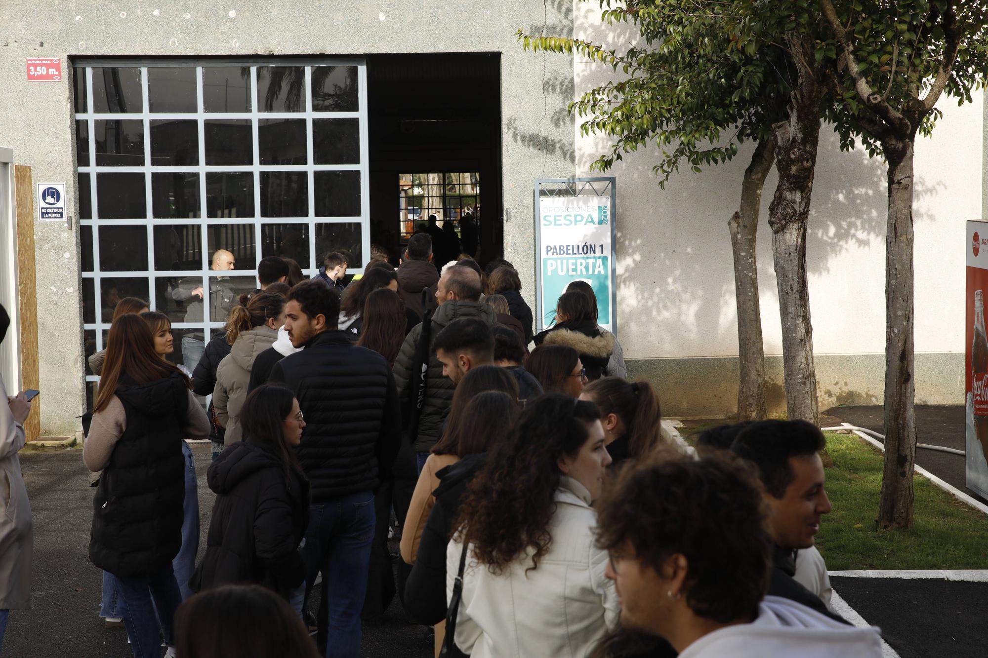 Miles de personas participan en la macrooposición de la sanidad pública asturiana.