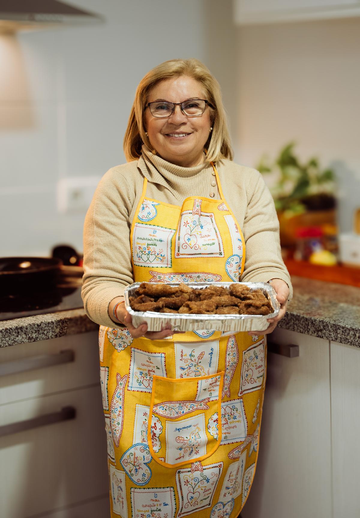 Angelines, una de las voluntarias de la Obra Social 'Hermano Bonifacio', comparte su receta de pestiños.