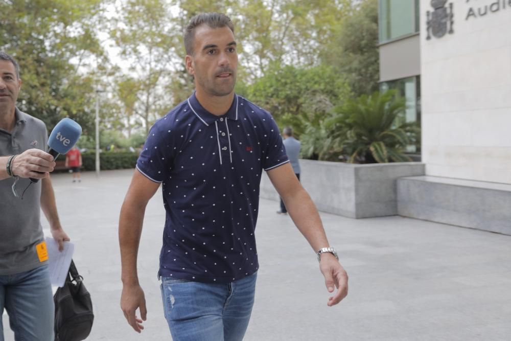 Manolo Reina llega a la Ciutat de la Justicia acusado por el amaño del Levante-Zaragoza