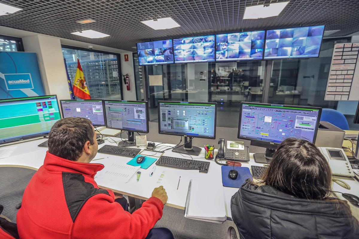 Sala de control del proceso de desalinización del agua en la planta de Torrevieja