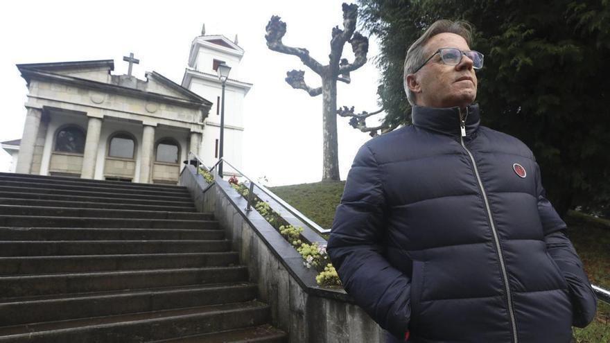 Miguel Ángel Fernández Álvarez, más conocido como Miguel Pachicón, en la iglesia de Santa María, en San Claudio. | Miki López