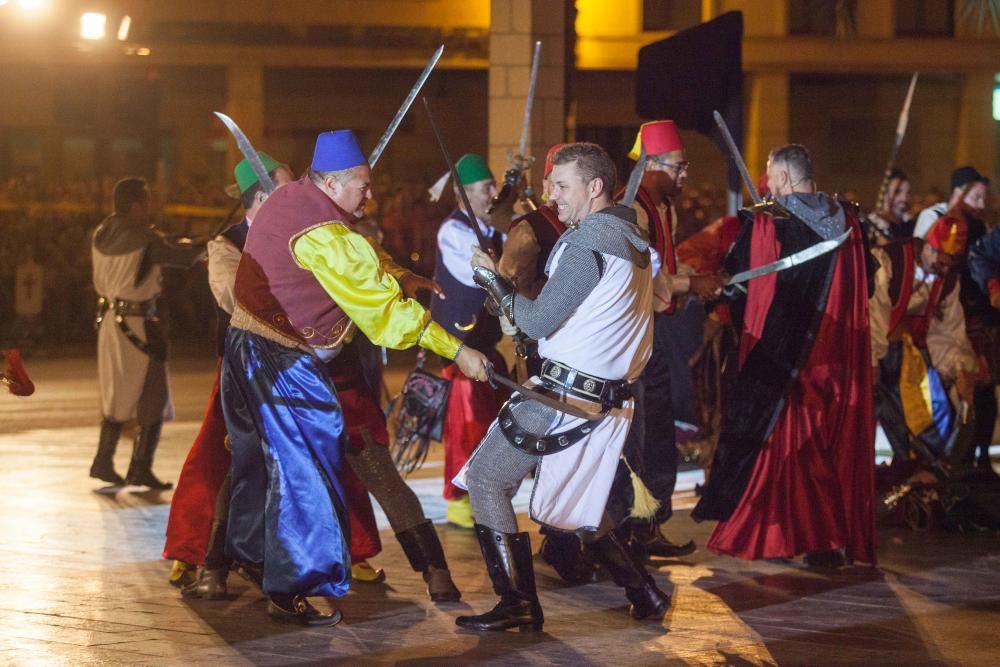 Las embajadas recrean la lucha entre los bandos de la cruz y la media luna para hacerse con el control de Elche