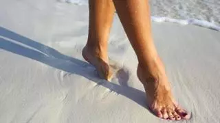¿Caminar descalzo por la playa es bueno? Estos son todos sus beneficios... y sus riesgos