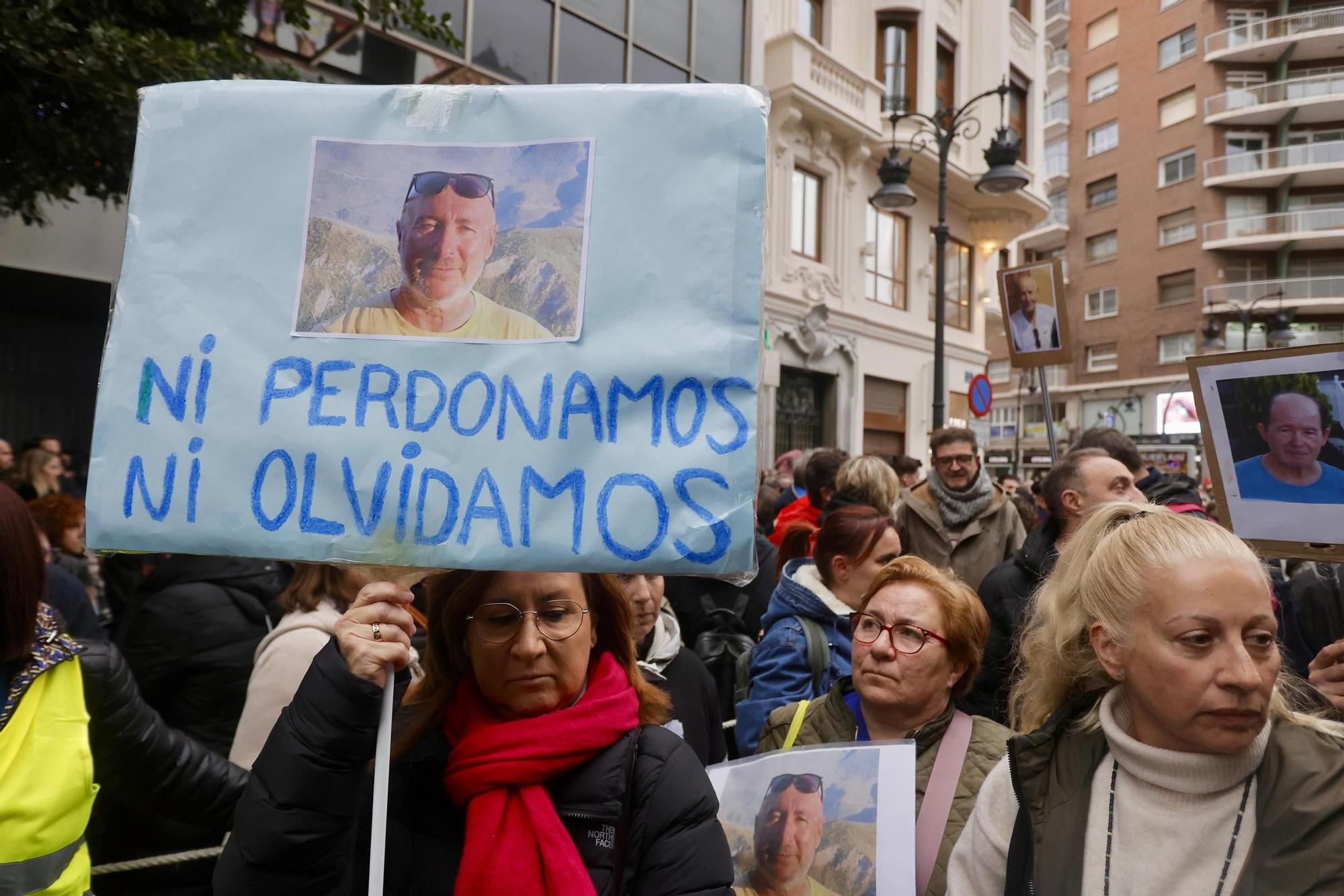 Quinta manifestación multitudinaria en el centro de València al grito de "Mazón dimisión"