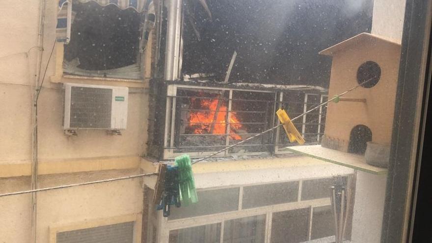 Se reaviva el fuego en la calle Almona.