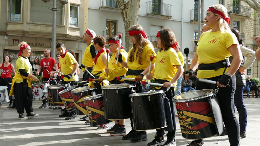 Figueres ressona amb una gran batucada de Santa Creu