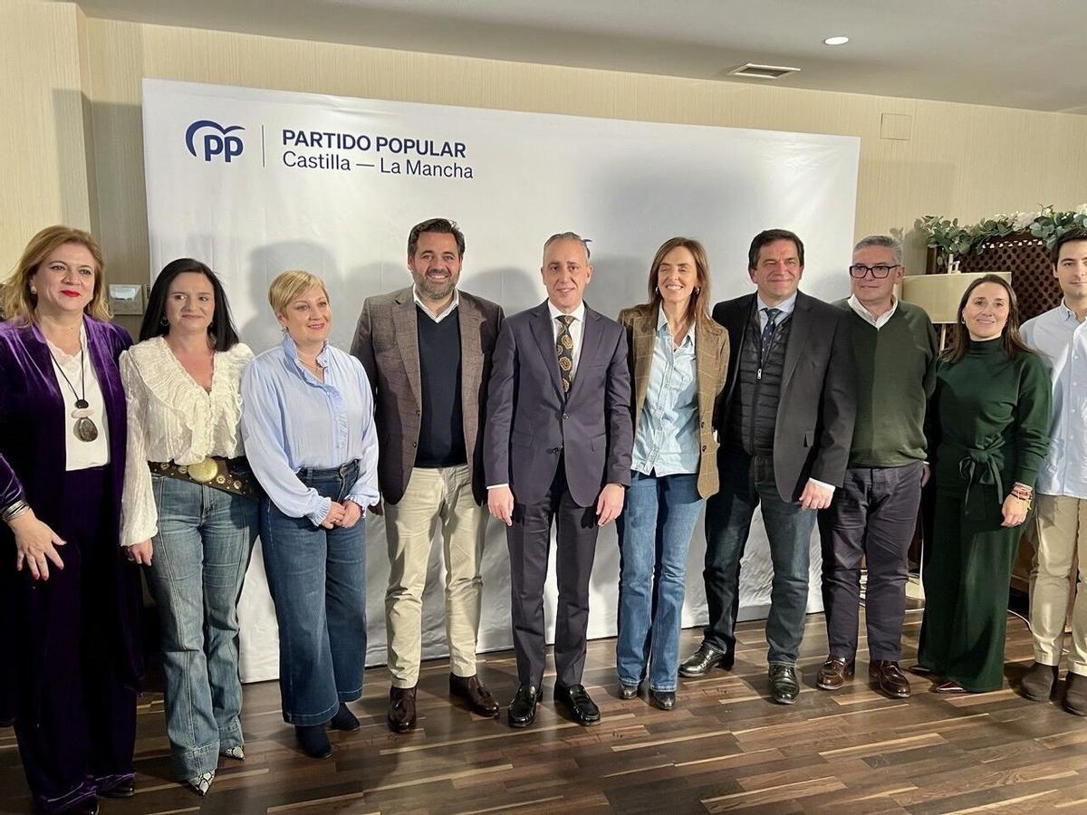 22/11/2025 La vicesecretaria nacional de Sanidad y Política Social del Partido Popular, Carmen Funez, junto al presidente del PP Paco Núñez en el Congreso del PP de Puertollano. POLITICA ESPAÑA EUROPA CASTILLA-LA MANCHA