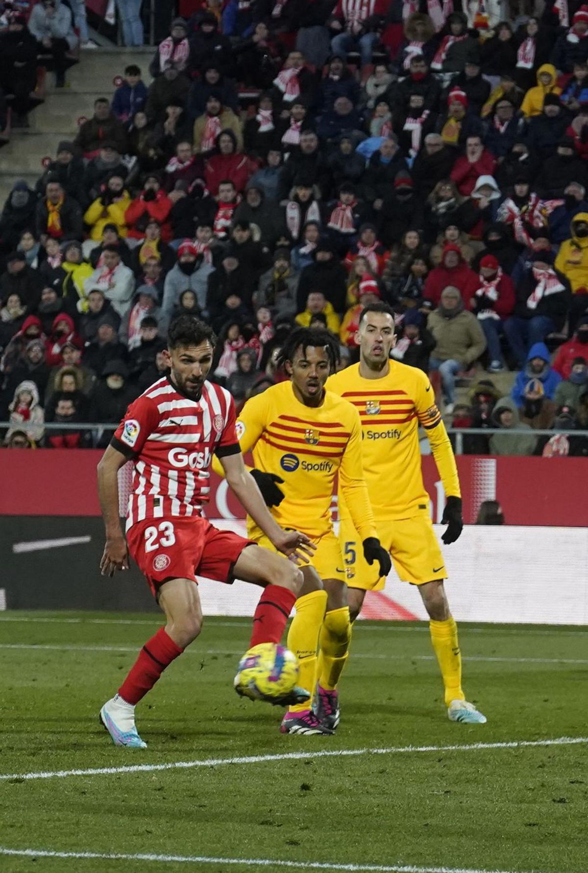 Castellanos, en primer pla, després del gol de Pedri.  marc martí