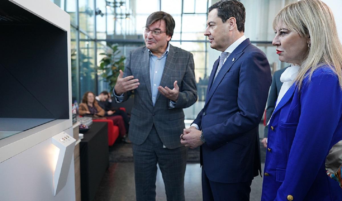 El presidente de la Junta de Andalucía, Juanma Moreno, y la consejera de Economía, Carolina España, en su recorrido por la sed del Imec en Lovaina (Bélgica).