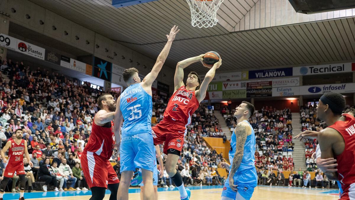 Fjellerup penetra a cistella davant la defensa gallega