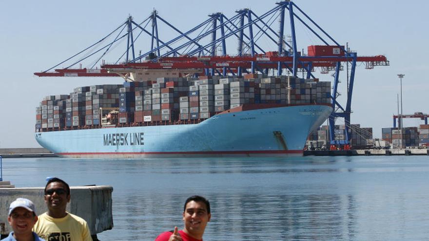 Un buque de contenedores en el Puerto de Málaga.