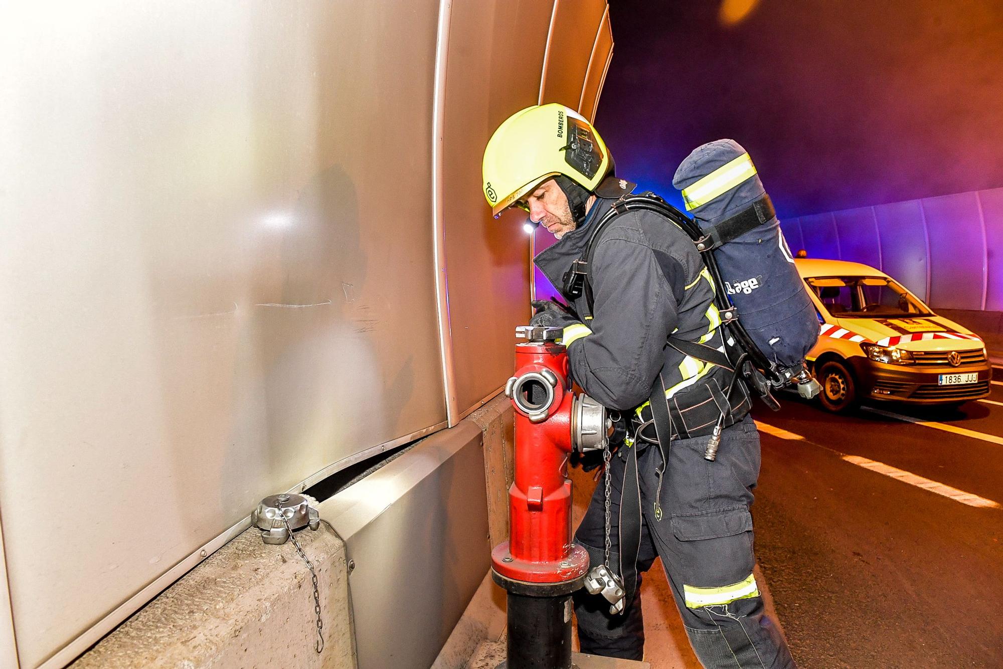 Simulacro de incendio de un vehículo en el interior del túnel de Mogán