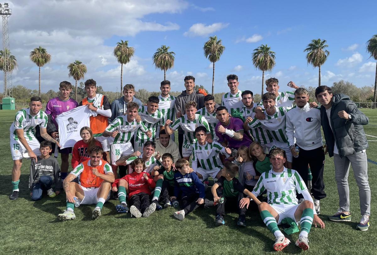 Los futbolistas del Córdoba CF B celebran el triunfo ante el Bollullos en la Ciudad Deportiva.