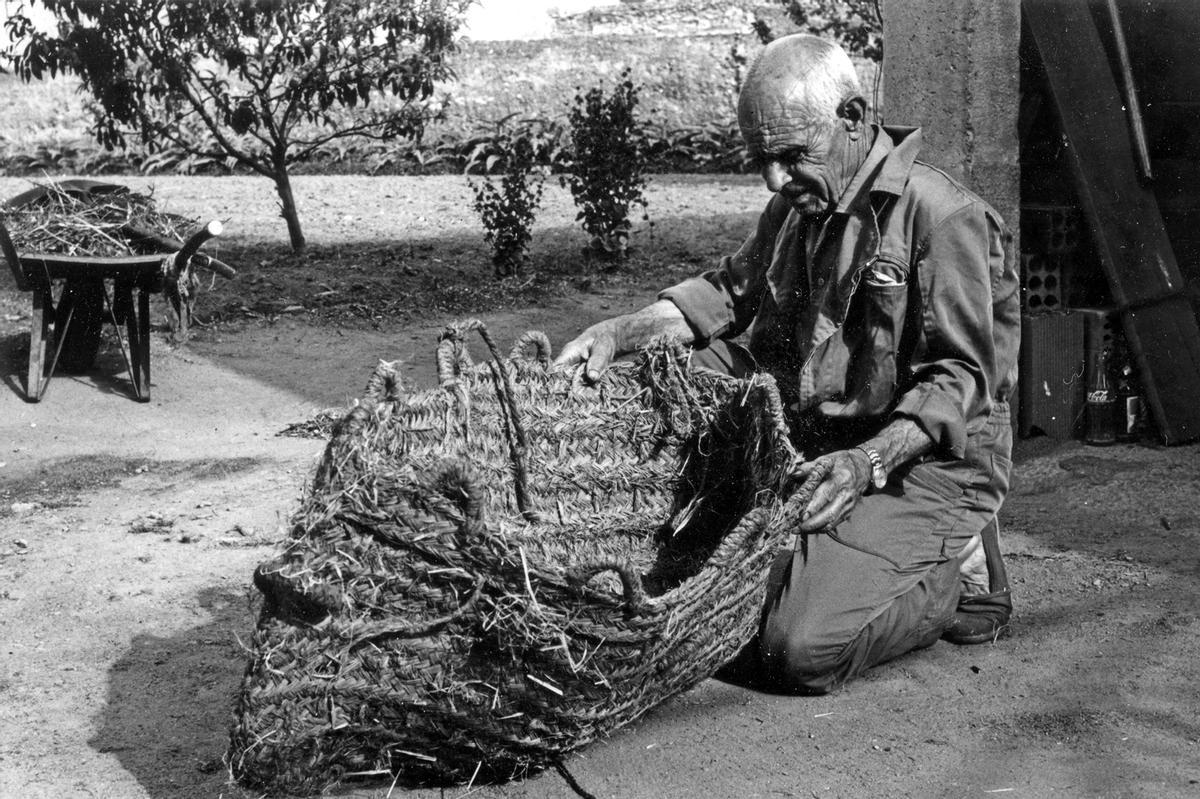 Josep Balaguer Escortell (1902-2000), fotografiat a la Bisbal l’any 1978, va fer de carboner a les Gavarres entre 1920 i 1927, fent colla amb els seus germans, procedents tots de la Marina Baixa.