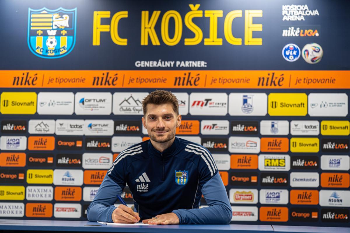 Kosa, en la firma de su contrato de cesión al Kosice.