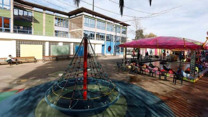 Atracciones de feria, ayer, frente al centro Tomás y Valiente, donde está ubicada la sala de estudio.