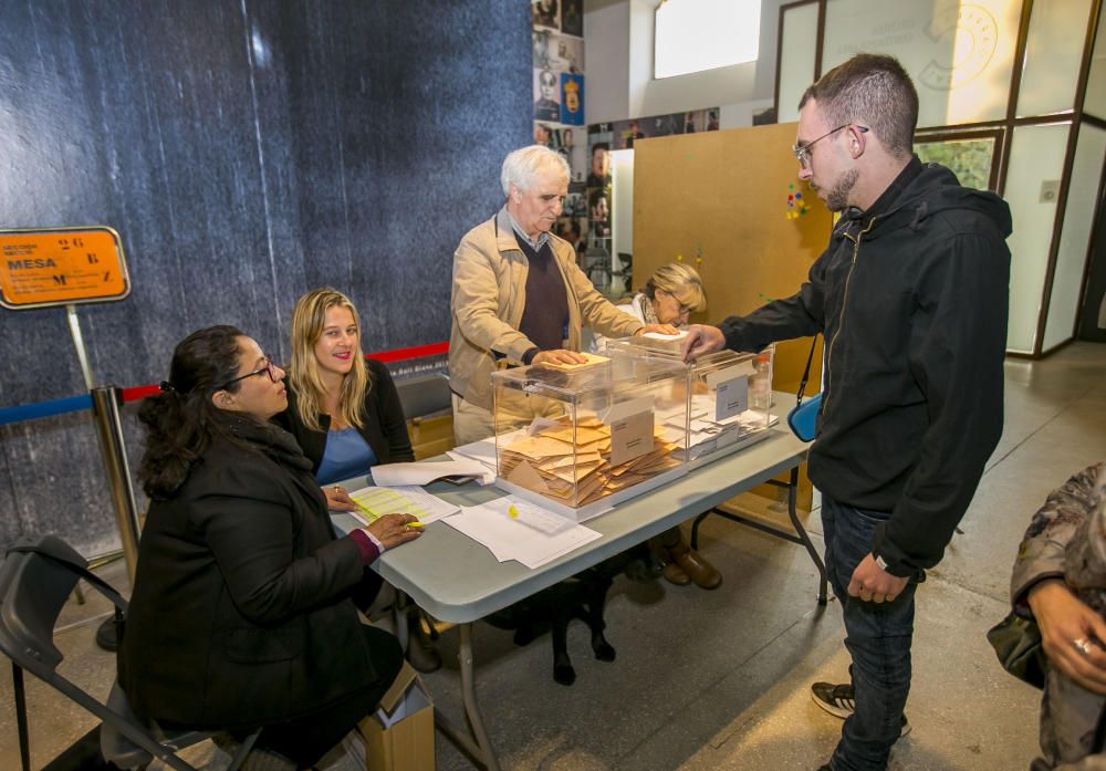 El invidente César Puente Fuente preside una mesa electoral en la ciudad de Alicante con la ayuda de una amiga que le facilita la identificación de cada votante, una labor en la que cree que, pese a su discapacidad, los ciegos también "deben participar".