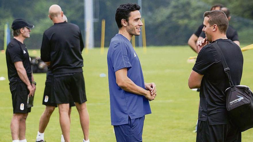 Folch, en un entrenamiento en El Requexón, charlando con el fisioterapeuta del Oviedo Diego Suárez, con Anquela y sus ayudantes a la izquierda.