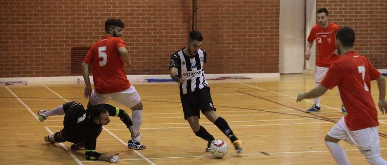 Un futbolista del Cerilleru trata de superar al portero del Racing de Mieres.