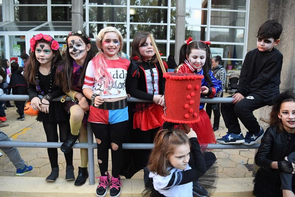 Desfile con los alumnos del Fernández Latorre y de Carricanta.