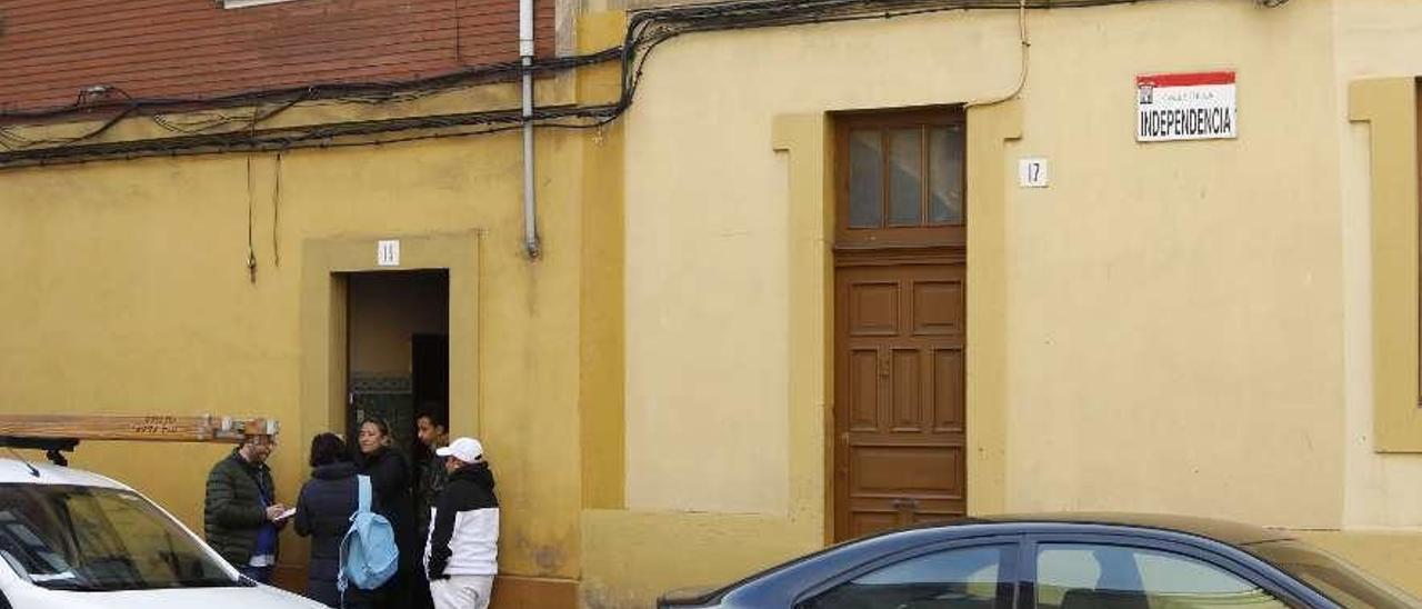 Miembros de la familia Bustos, a la puerta de su casa.