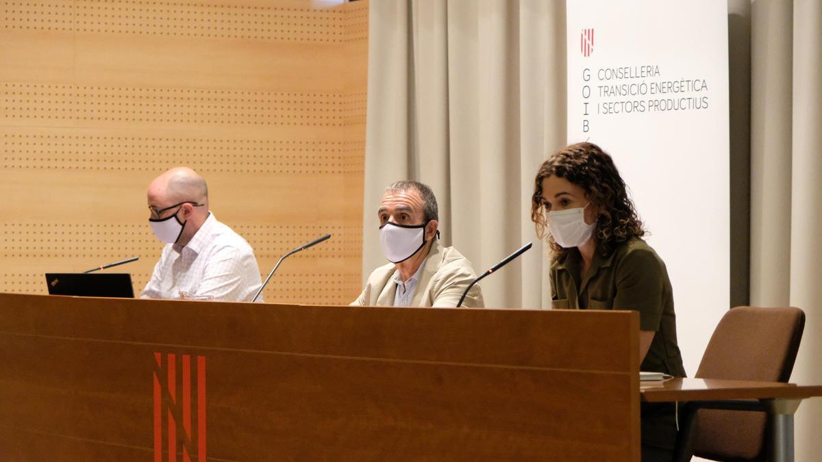 Pep Malagrava (director general de Energía y Cambio Climático), Juan Pedro Yllanes (vicepresidente del Govern y Conseller de Transición Energética, Sectores Productivos y Memoria Democrática) y Rosario Sánchez (consellera de Hacienda y Relaciones Exteriores)